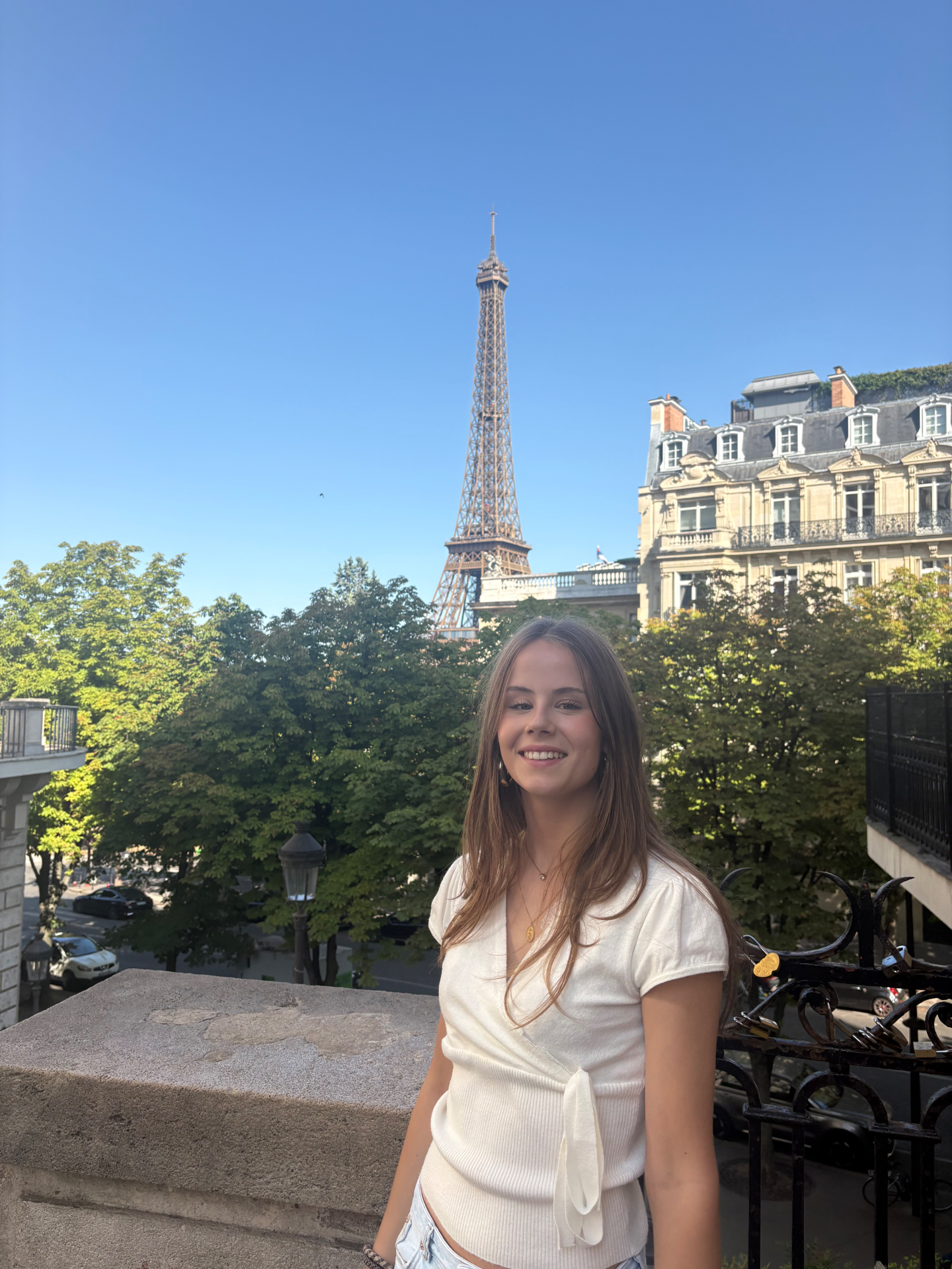 Julia Kampen in Parijs met de Eiffeltoren op de achtergrond